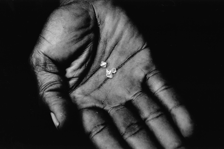 A hand with diamonds.