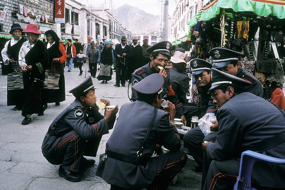 A group of policemen eating.