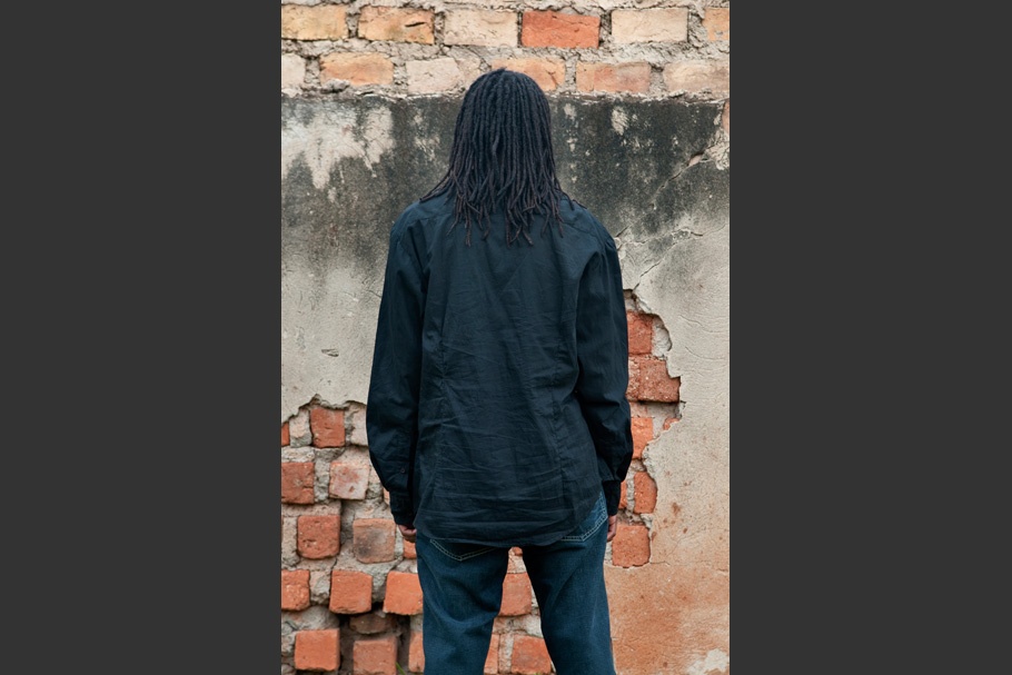 Black long-sleeved shirt, long hair.