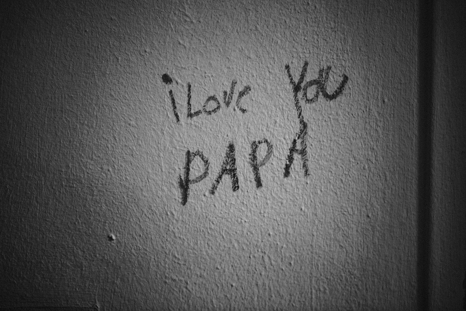 Writing on a wall that says, "I love you Papa"